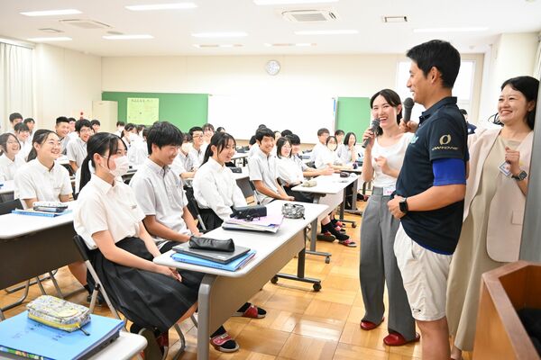 専用機器をお腹に巻いて生理痛を疑似体験する男性教諭