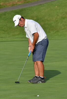 プレーオフ１ホール目でバーディーパットを決める後藤＝ロイヤルメドウＧＣ、井上孝男撮影