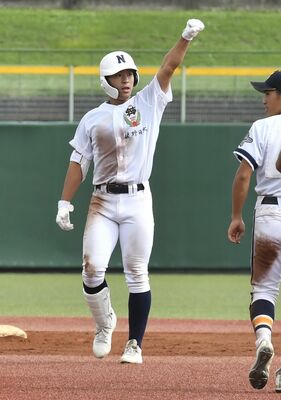 延長10回、佐野日大の井上が２点適時二塁打を放ち、スタンドにガッツポーズ＝清原