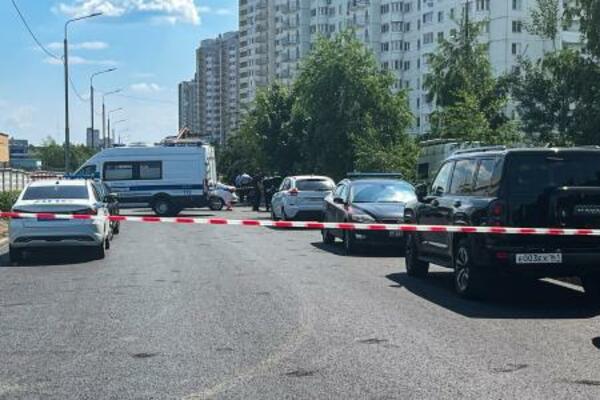 9日、モスクワ東部郊外の自動車の爆発現場で規制線を張って調べる治安当局者ら(タス=共同)