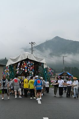 山車２台を力強く引いて県道を練り歩いた「祇園祭」