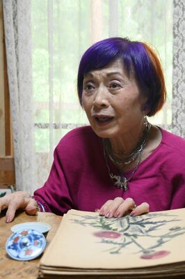 荷物疎開で残った父愛用の小鉢（左）やスケッチを前に記憶を語る小松さん＝１日午後、那須烏山市南大和久