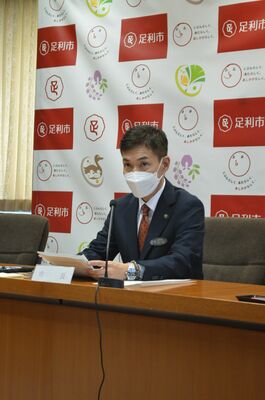 記者会見でイベントの説明をする早川尚秀市長