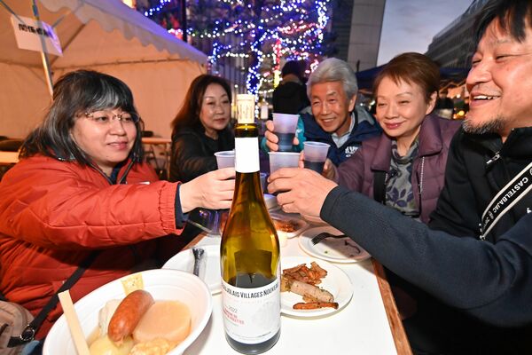 解禁されたボージョレ・ヌーボーを楽しむ人たち＝１７日午後４時５０分、宇都宮市江野町