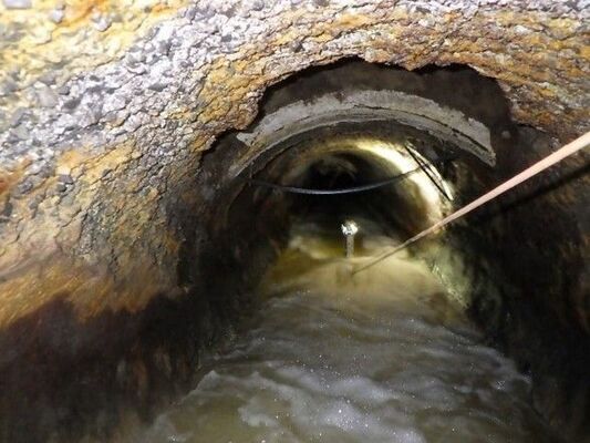 下水道管内の上部に確認された穴＝宇都宮市江曽島本町（同市提供）