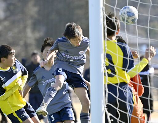 準々決勝　後半12分、ＨＦＣ．ＺＥＲＯ（芳賀）のＦＷ加藤（中央）が頭でゴールを狙う＝真岡ハイトラ運動公園運動広場、森田大地撮影