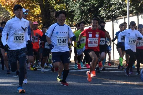 10キロ種目を走る猫さんと参加者ら