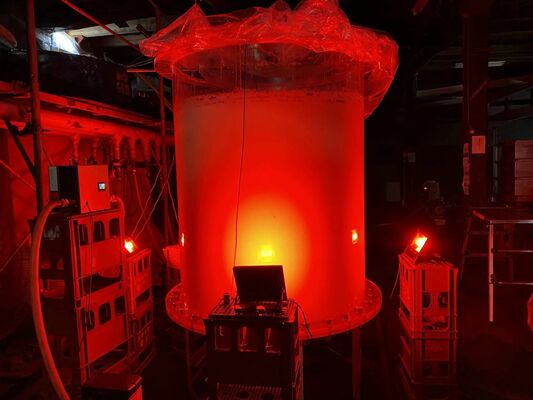 「赤光　ＲＥＤ　ＬＩＧＨＴ」を醸す赤色ＬＥＤ照射の透明タンク