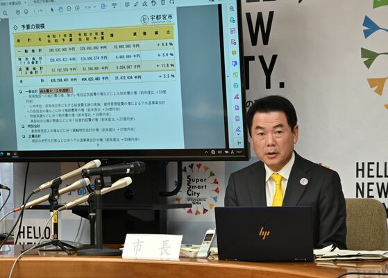２０２５年度の当初予算案について記者会見する佐藤市長