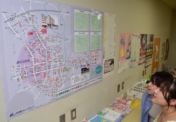 学内にはプロジェクトのマップが掲示され、協力店・施設の場所にシールが張られている