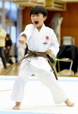 男子個人形２年決勝　優勝した益子（黒羽）の力強い演武