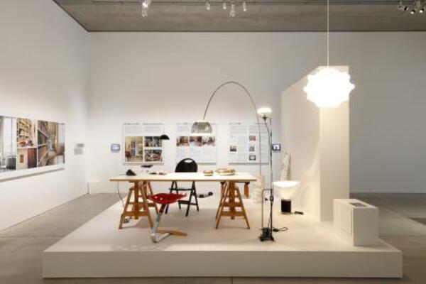 アキッレ・カスティリオーニさんの展示スペース。中央の湾曲した照明器具が「アルコ」=東京・六本木(撮影:木奥恵三)(提供写真)