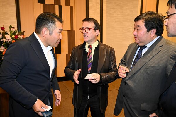 懇親会で蔵元らと交流を深めるシルヴァン氏（中央）＝宇都宮市