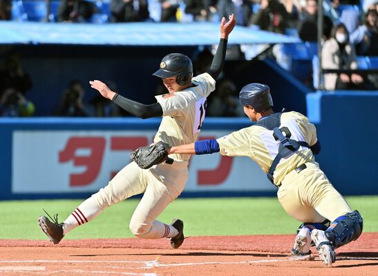 ６回、作新・柳沼の左前適時打で二走・粒良が同点のホームイン＝神宮球場
