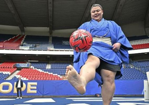 サッカーのパリ・サンジェルマンの本拠地「パルク・デ・プランス」を訪問し、ボールを蹴る義ノ富士＝１１日、パリ（共同）