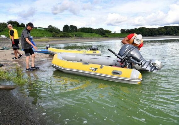 アオコが発生し、緑色に濁った競技会場＝９日午後２時30分、市貝町塩田