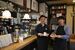 店に立つ敬介さん（左）と大介さんの兄弟