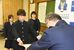 感謝状を受け取る松本さん（左から２人目）と川田さん（左端）、平野さん（左から３人目）＝28日午後、宇都宮中央署