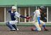 ４回、佐野日大の捕手・残間（左）が本塁タッチアウトを狙うも花咲徳栄の二走が生還＝富士北麓公園野球場