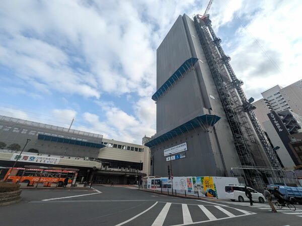 駅から徒歩１分の立地に建設中のマンション「アトラスタワー宇都宮」＝19日午後