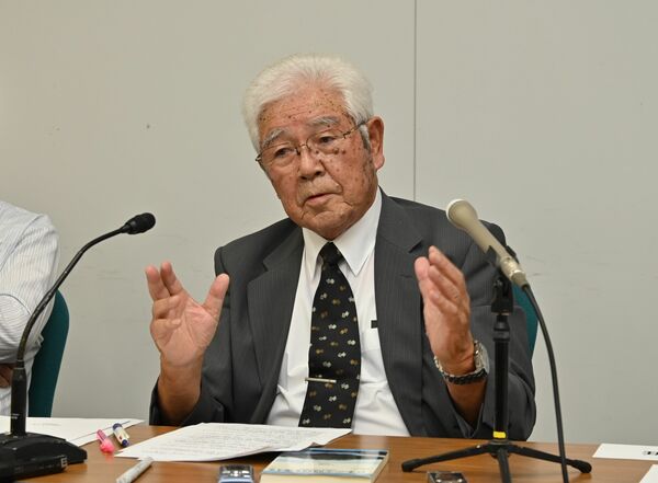 会見する上田氏