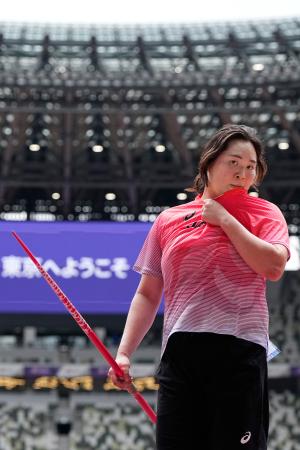 　調整中に汗をぬぐう女子やり投げの北口榛花＝１２日、東京・国立競技場