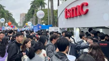 　最高学府の台湾大学で開かれた就職博覧会にＴＳＭＣが出したブース＝３月７日