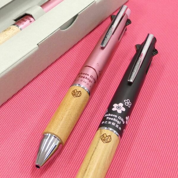 さくら市”の由来「早乙女の桜並木」伐採木で多機能ペン 三菱鉛筆製、道