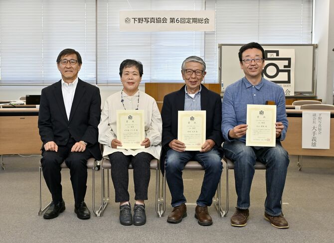 記念写真に収まる左から若菜会長、百目鬼さん、村岡さん、北山さん