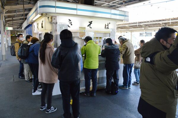 最終営業日でにぎわった小山駅きそば＝2022年1月14日