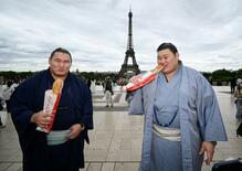 両横綱、パリ観光で笑顔