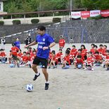 サッカー通じて友だちに　那須烏山・境小でイベント　元日本代表松井さん、…