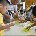 育てた1749個の繭を一つずつ丁寧に…小山・絹義務教育学校１、２年生が…