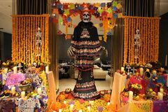 アートホテル大阪ベイタワー 圧巻の3m！巨大カラベラがロビー彩るハロウィン装飾