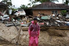 アジア豪雨 死者１３００人超