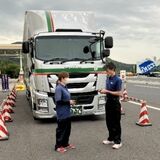 長距離トラック運転手の負担軽減なるか　東北道・佐野SAでドライバー交代の実証実験　…