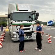 長距離トラック運転手の負担軽減なるか　東北道・佐野SAでドライバー交代の実証実験　…