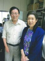 県民の歌を作曲した川島さん（左）を訪ね、逸話を聞いた佐藤さん＝２０１２年６月、名古屋市