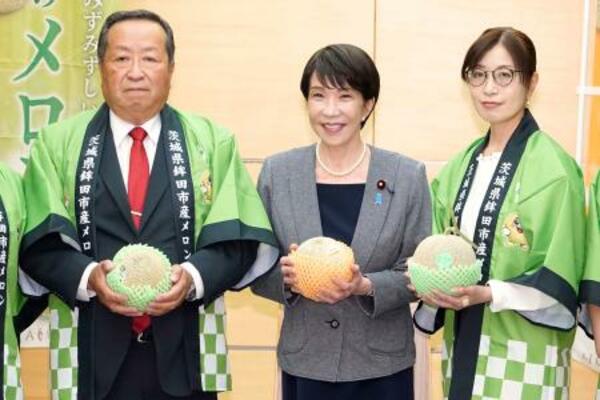 　茨城県鉾田市のメロンを贈られ、記念写真に納まる高市首相（中央）ら＝２９日午後、首相官邸