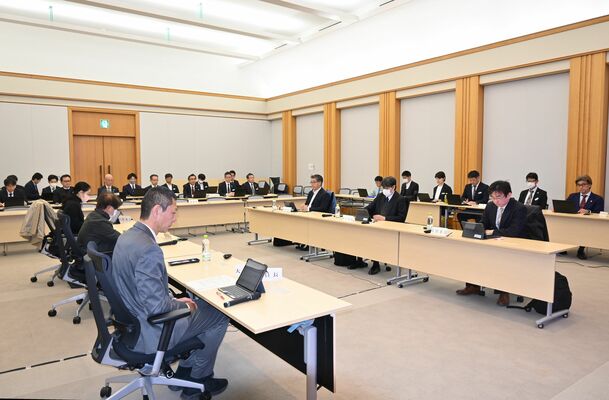 中橋架け替えの事業費変更などを審議した県公共事業評価委員会＝２日午前、県庁