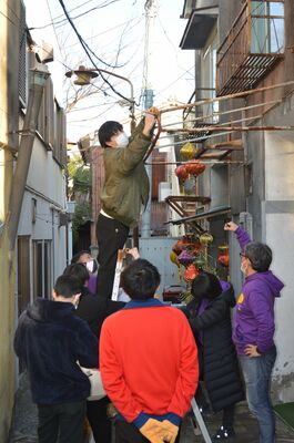 電灯を取り付ける足利大の学生ら