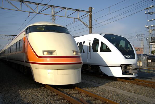 浅草と日光を結ぶ特急スペーシア（左）と、後継のスペーシアＸ＝埼玉県春日部市