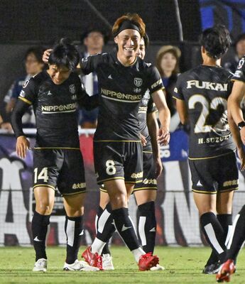 試合終了後、笑顔を見せる勝ち越しゴールを決めた栃木シティのＭＦ森（中央）＝ＣＦＳ、広瀬華撮影