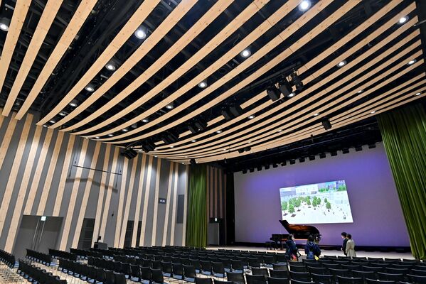 メディア向けに公開された「ライトキューブ宇都宮」３階の中ホール。天井の木のドレープは隈研吾さんがデザインした＝14日午前10時５分、宇都宮市宮みらい１丁目