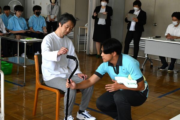 介護技術部門で要介護者に対して介護を実践する出場者