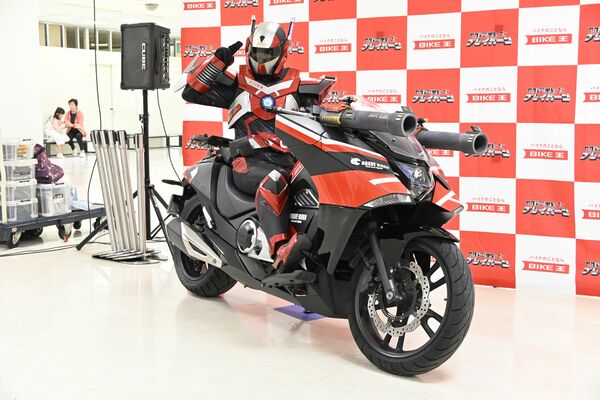 バイク王から贈られたオートバイに試乗するブレイバーン