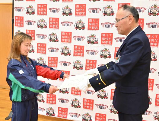 松井署長から感謝状を受ける会沢さん（左）