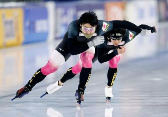 スピードスケートW杯第3戦を前に調整する新濱立也(手前)と広瀬勇太=ヘーレンフェイン(共同)