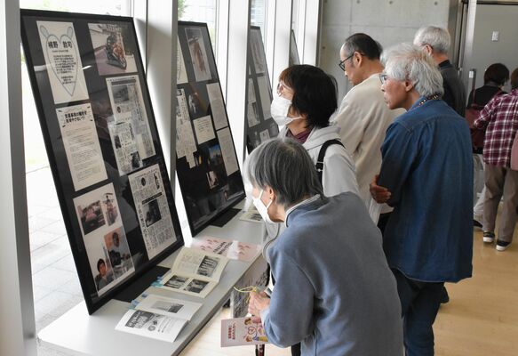 事故や事件の犠牲になった被害者を紹介するパネル展＝２１日午後、宇都宮市雀宮町