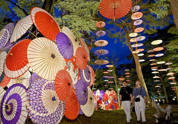 鬼怒川公園に飾られた色とりどりの和傘＝20日午後６時10分、日光市藤原